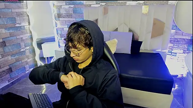 JUSTIN TAY1 online show from April 11, 11:36 am