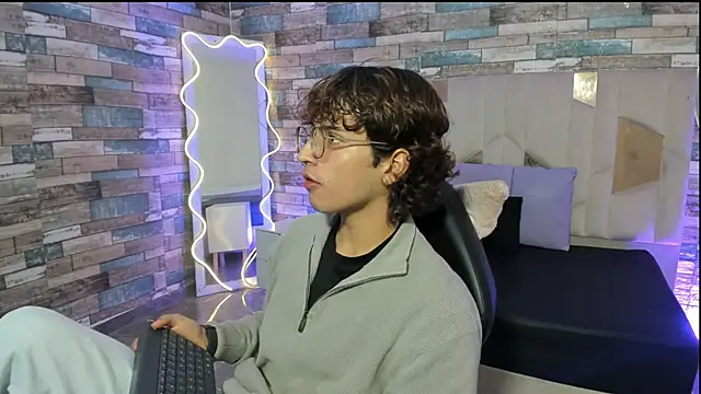 JUSTIN TAY1 online show from April 12, 11:44 am