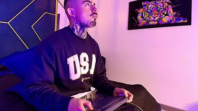 Dallas Whitee online show from March 21, 7:51 pm