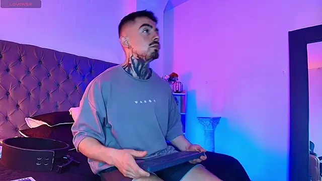 Dallas Whitee online show from April 18, 7:58 pm