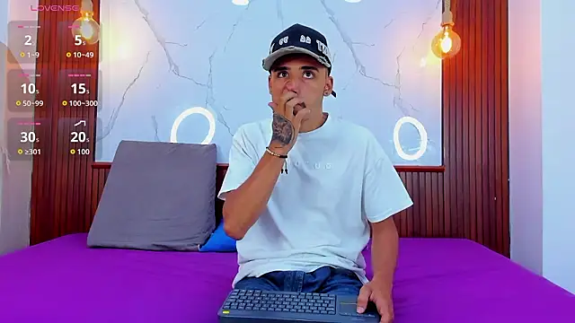 Hadrian Torres online show from March 30, 12:39 pm