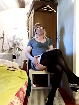 stephie83 online show from April 1, 3:42 pm