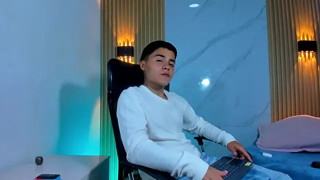 Liam Dustin online show from April 25, 1:52 am