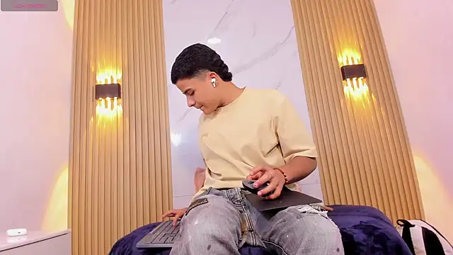 Liam Dustin online show from April 11, 4:30 am