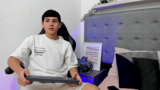 Andrew restrepoo online show from March 19, 2:53 pm