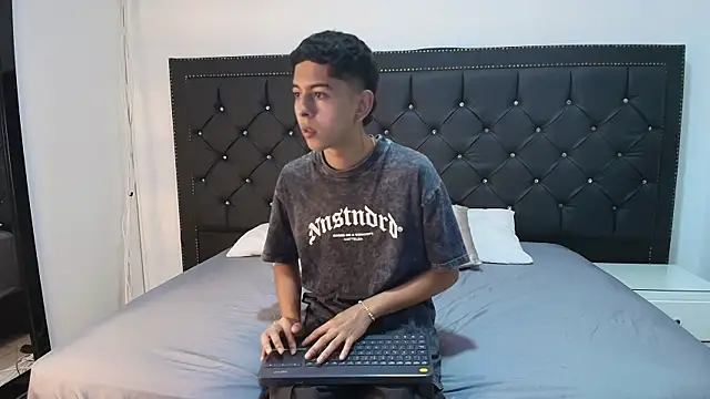 NohaDrake online show from April 6, 8:42 pm