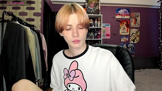 sweet peach    online show from June 14, 5:37 pm