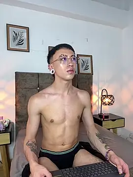 Yoshua Smith online show from April 27, 7:52 pm