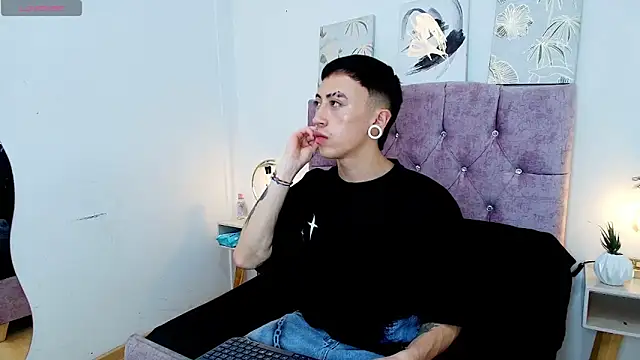 Yoshua Smith online show from April 10, 8:05 pm