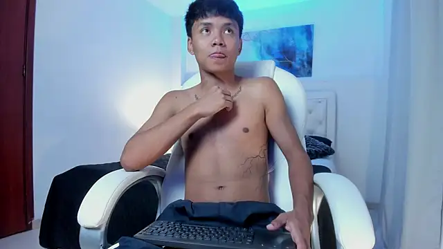 thiagosterling online show from April 10, 11:34 pm