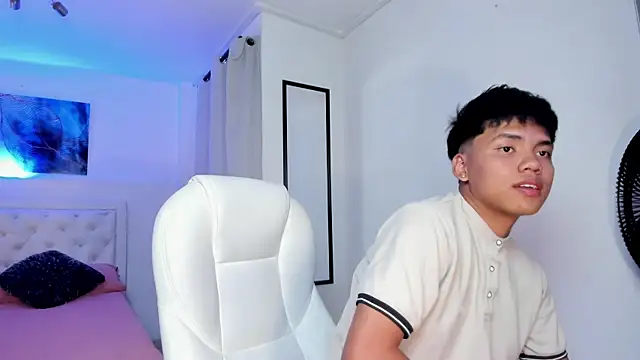 thiagosterling online show from May 20, 11:44 pm