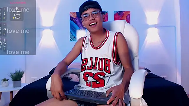 thiagosterling online show from April 8, 11:46 pm