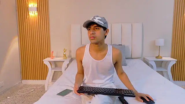  ArchieBlu  online show from April 8, 3:29 am