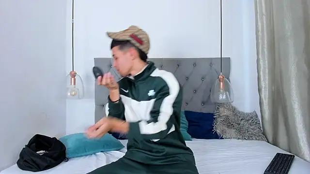 your d0ll1 online show from April 2, 1:08 pm