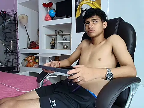 Nico Viper  online show from April 3, 8:05 pm