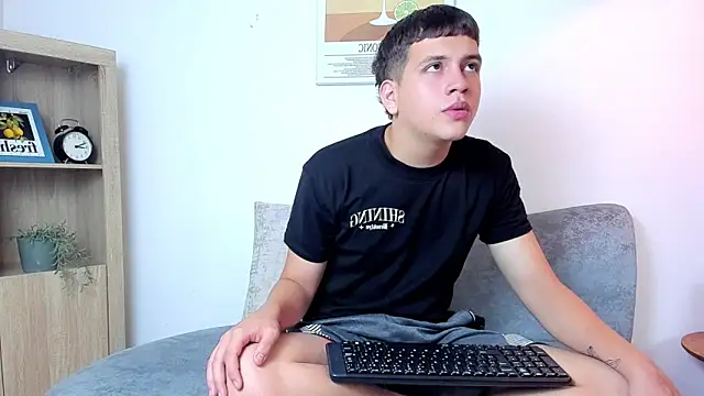 dennis hills online show from March 22, 1:05 pm