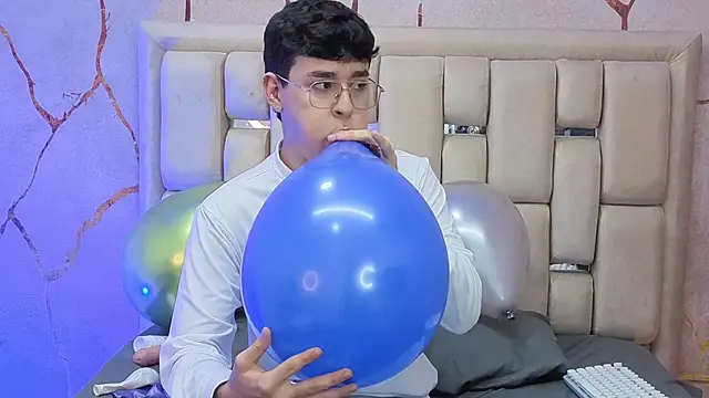 Tom Parker  online show from March 27, 9:05 pm