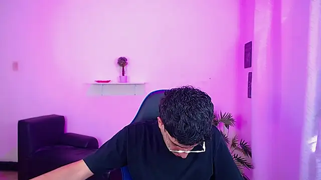 maax 18 online show from April 7, 1:44 pm