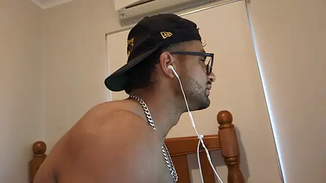 robin103666 online show from April 6, 6:47 am