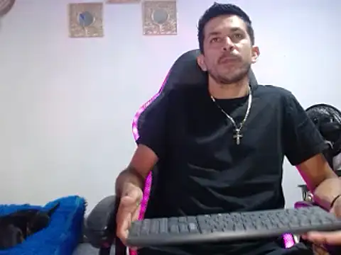 21Latinlover online show from April 9, 4:10 am