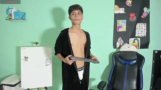 TYLERhHOT2005 online show from April 17, 2:25 am