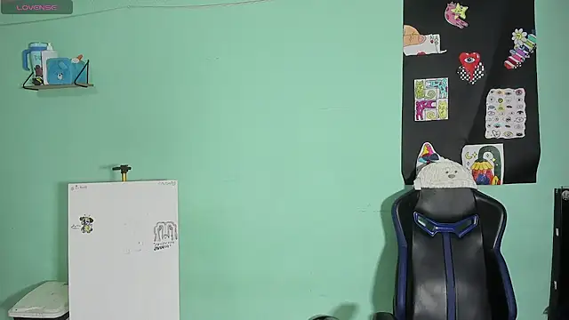 TYLERhHOT2005 online show from April 18, 3:19 am