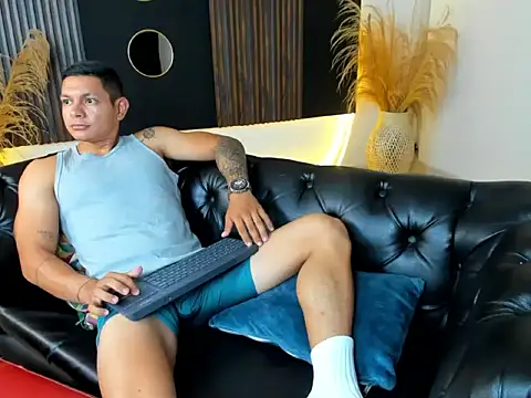 HenrryDouglas online show from April 4, 7:55 pm