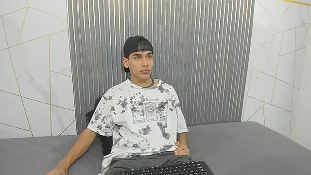 Kitsune 44 online show from April 6, 7:25 pm