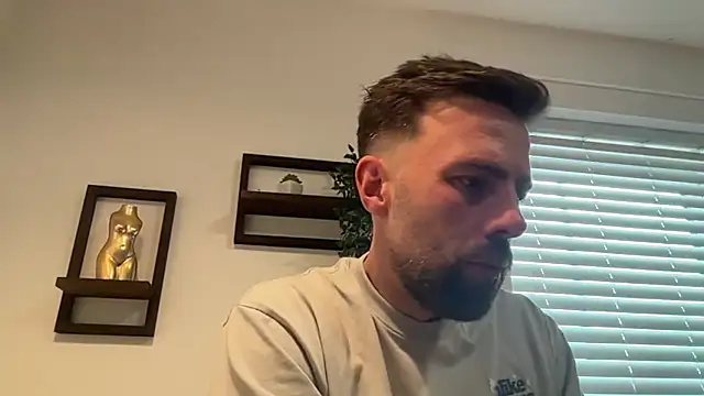 DaveRoyale online show from April 3, 4:37 pm