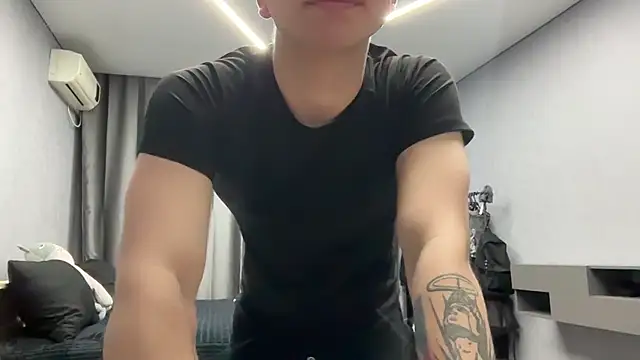 MaxWoolf online show from April 18, 5:14 pm