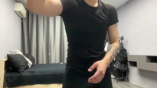 MaxWoolf online show from April 18, 7:58 pm