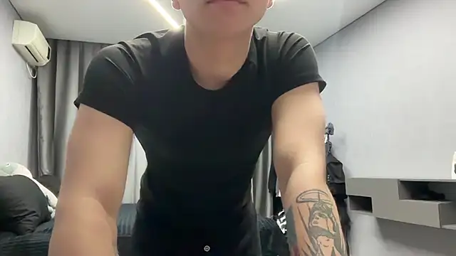 MaxWoolf online show from April 18, 7:07 pm