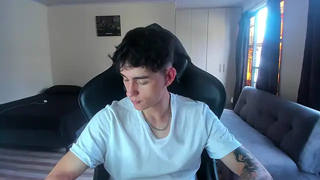 Luke Chill online show from April 4, 9:34 pm