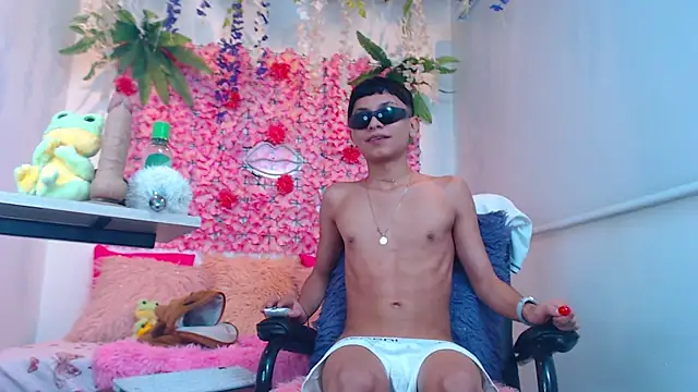 Thiagorincon22 online show from April 3, 9:00 pm