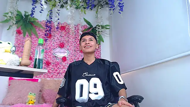 Thiagorincon22 online show from April 2, 9:00 pm