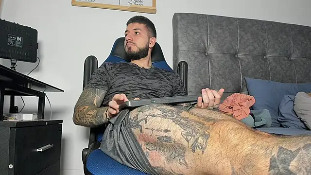 vyxen x online show from April 30, 8:57 pm