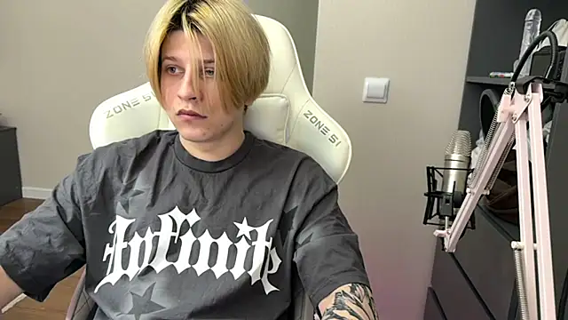 loverria1 online show from April 3, 11:40 am