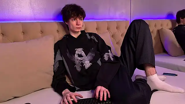 EdwardHogan online show from April 22, 3:50 pm