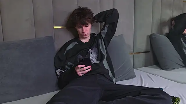 EdwardHogan online show from April 23, 3:36 pm