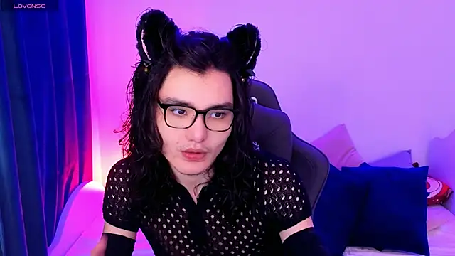 FormOverFear online show from April 12, 8:54 pm