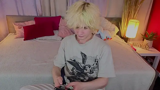 JameMilann online show from April 28, 8:24 pm