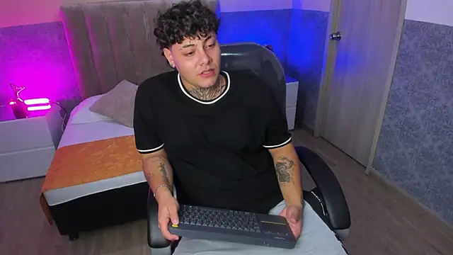 DAMON SALVATTORE online show from April 25, 3:53 am