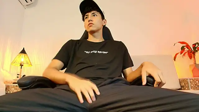 Valentino Rey online show from April 28, 11:59 am