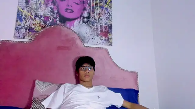 LiamKron online show from April 18, 11:33 am