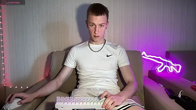 Travis Gracile online show from June 18, 8:59 am