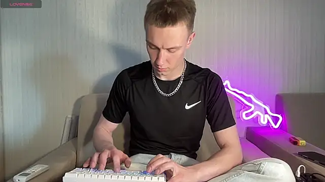 Travis Gracile online show from June 7, 8:32 am