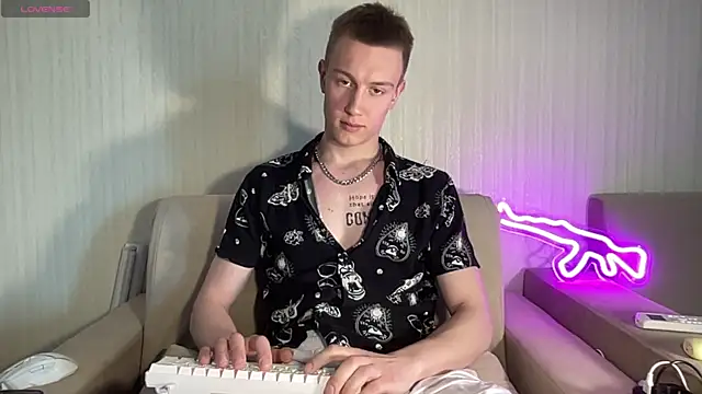 Travis Gracile online show from June 11, 9:07 am