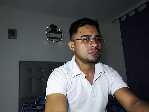 zeussexyhot online show from April 25, 4:59 am