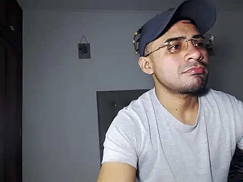 zeussexyhot online show from May 14, 3:59 am