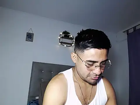 zeussexyhot online show from April 24, 4:15 am